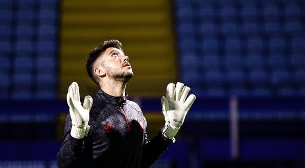 Imagem do goleiro Ca&iacute;que Fran&ccedil;a, do Sport, em aquecimento