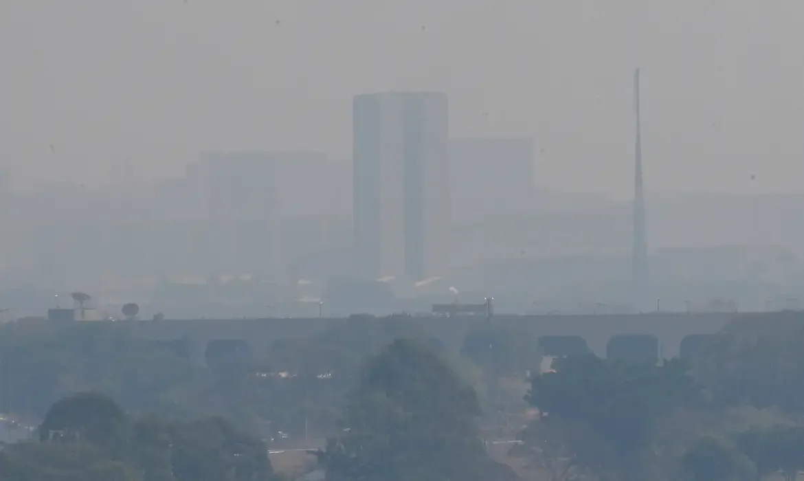 Cortina de fumaça deve permanecer no DF ao longo desta terça
