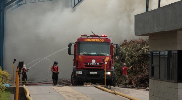 Incêndio atingiu uma empresa de reciclagem de resíduos de madeira em Muribeca