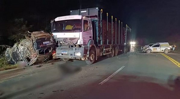 Imagem do acidente entre carros e caminhão na PR-340