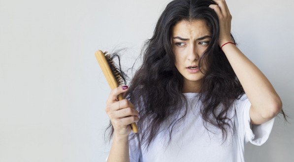 Imagem ilustrativa de uma mulher com cabelo caindo!