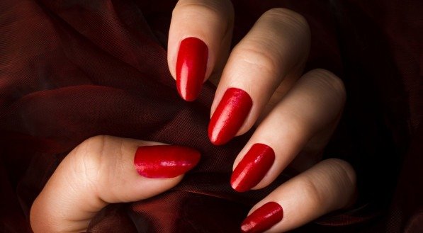 Imagem ilustrativa de unhas pintadas de vermelho!