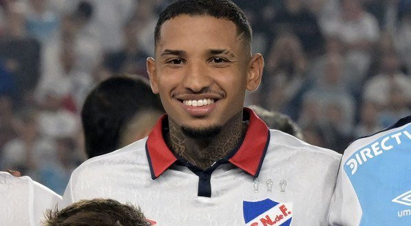 Imagem de Juan Izquierdo com a camisa do Nacional, do Uruguai