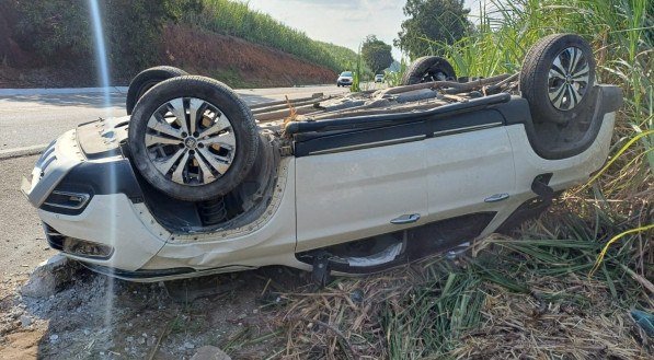Imagem do carro capotado após a colisão na BR-408, em Aliança, na Zona da Mata de Pernambuco.