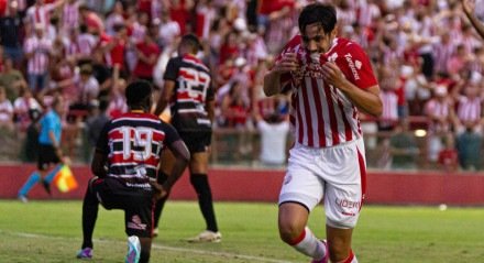 Imagem do meia Marco Antônio comemorando gol pelo Náutico