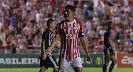 Imagem do volante Sousa em campo com a camisa do Náutico