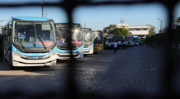 A Vera Cruz deixou de operar na Regi&atilde;o Metropolitana do Recife. Em um m&ecirc;s, linhas de &ocirc;nibus que eram operadas pela empresa duplicam n&uacute;mero de passageiros com novas empresas