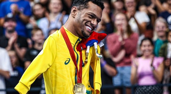 Gabriel Araújo, o Gabrielzinho, celebrando a medalha de ouro na natação dos Jogos Paralímpicos de Paris