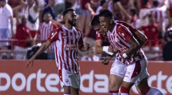 Imagem do atacante Gustavo Maia comemorando gol pelo Náutico