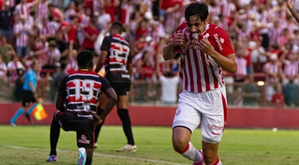 Imagem do meia Marco Antônio comemorando gol pelo Náutico