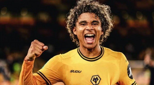 Imagem do lateral-direito Pedro Lima comemorando em campo a vitória do Wolverhampton na estreia