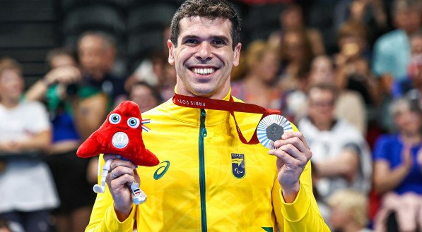 Imagem do pernambucano Philipe Rodrigues com a medalha de prata nas Paralimpíadas 2024