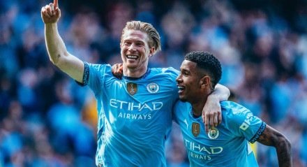 De Bruyne e Savinho, jogadores do Manchester City