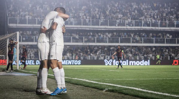 Imagem de dois jogadores do Santos abraçados na Vila Belmiro