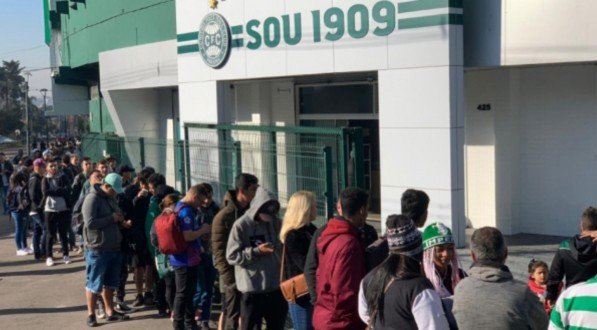 Imagem de fila no Couto Pereira para a compra de ingressos
