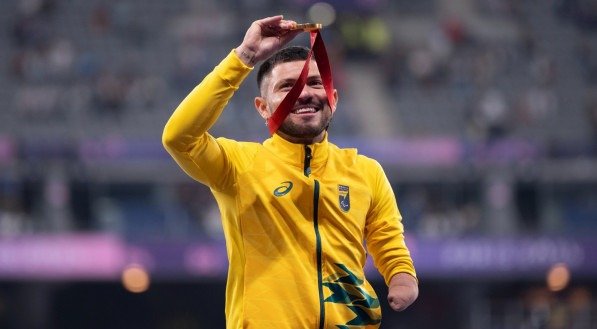 Imagem de Petrúcio Ferreira com a medalha de ouro nas Paralimpíadas 2024