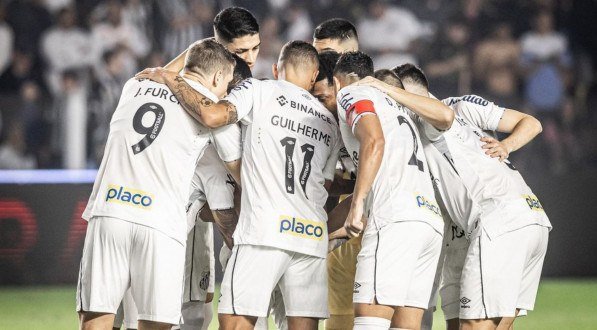 Imagem dos jogadores do Santos reunidos antes de jogo