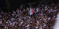 Imagem da torcida do Santa Cruz no estádio do Arruda