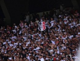 Imagem da torcida do Santa Cruz no estádio do Arruda