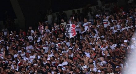 Imagem da torcida do Santa Cruz no estádio do Arruda