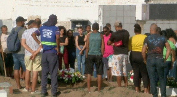 Durante o enterro, que aconteceu em clima de comoção, estiveram presentes os padres do Santuário do Morro da Conceição - entre eles, o reitor Emerson Borges