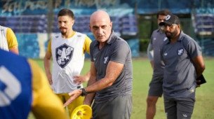 Imagem do técnico Itamar Schülle durante o treino do Retrô