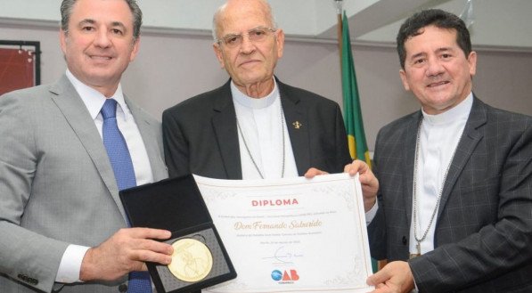 O arcebispo emérito de Olinda e Recife, Dom Fernando Saburido recebe a medalha Dom Helder Câmara ladeado pelo presidente da OAB, Fernando Ribeiro Lins e o arcebispo Dom Paulo Jackson 