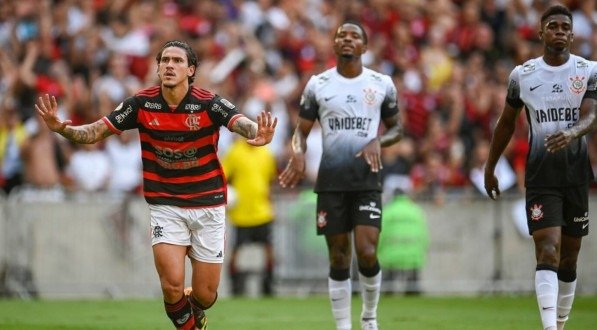 Imagem de Pedro ao lado de dois jogadores do Corinthians