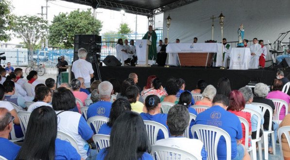 Missa presidida por dom Fernando Saburido aconteceu em pavilhão montado na quadra esportiva