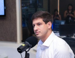 João Campos em sabatina à Rádio Jornal