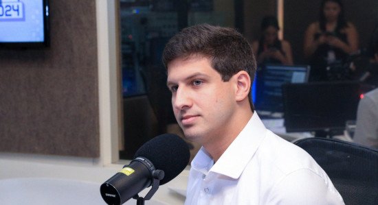 João Campos em sabatina à Rádio Jornal