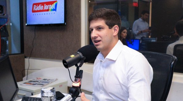 João Campos em sabatina à Rádio Jornal