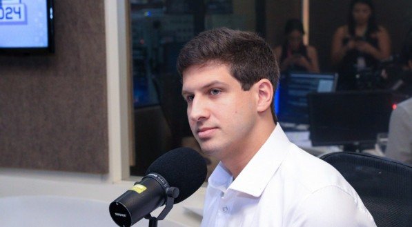 Imagem: Jo&atilde;o Campos em sabatina &agrave; R&aacute;dio Jornal