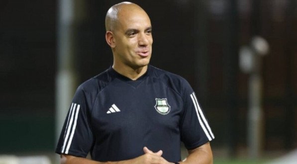 Pepa, novo técnico do Sport, durante treino da época que passou pelo Al-Ahli, do Catar