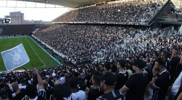 Imagem de torcedores dentro da Neo Química Arena