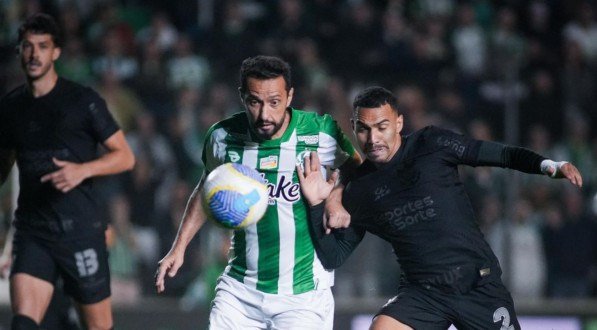 Imagem de Nenê em disputa bola com jogador do Corinthians