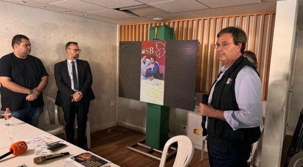 O candidato à Prefeitura do Recife Gilson Machado (PL), em coletiva, apresentando denúncia de irregularidades em creches da rede municipal