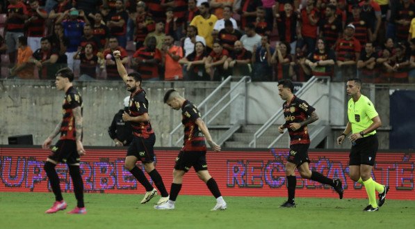 Imagem do atacante do Sport, Zé Roberto, comemorando um dos gols sobre o Ituano