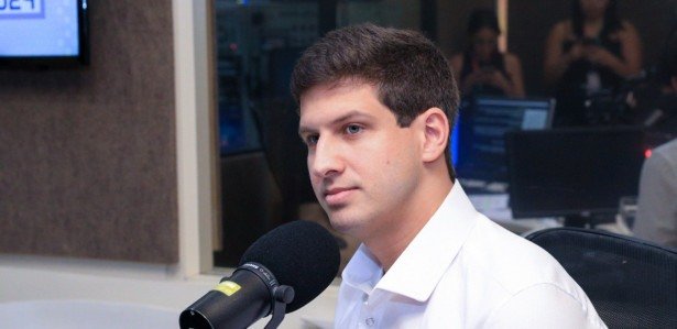 João Campos em sabatina à Rádio Jornal