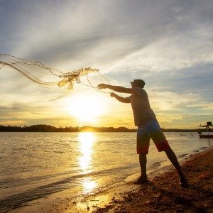 Imagem de um pescador nas águas da Praia de Guadalupe, em Sirinhaém 