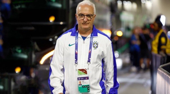 Imagem do técnico Dorival Júnior com o agasalho branco