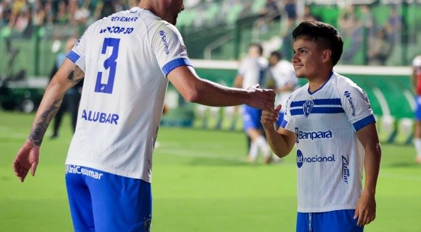 Foto de jogadores do Paysandu em confronto contra o Goiás