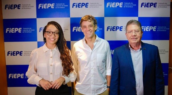 Daniel Coelho (PSD) e sua vice, Mariana Melo (PSDB), com o presidente do Sistema Fiepe, Bruno Veloso