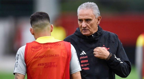 Tite em conversa com jogador do Flamengo durante treino