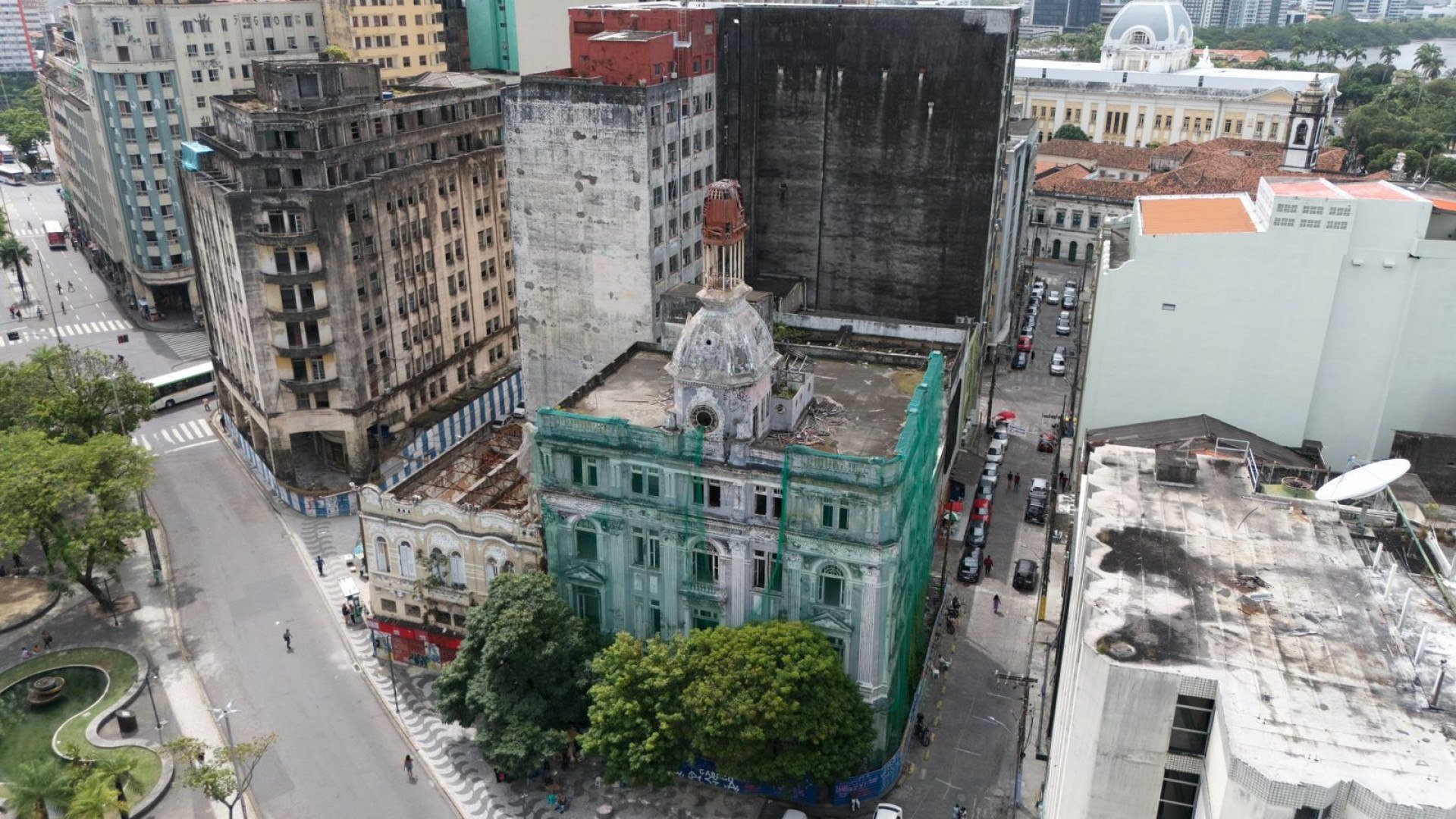 Prédio do Diario de PE segue sem licitação mais de um ano após promessa de restauro; confira a situação das demais obras