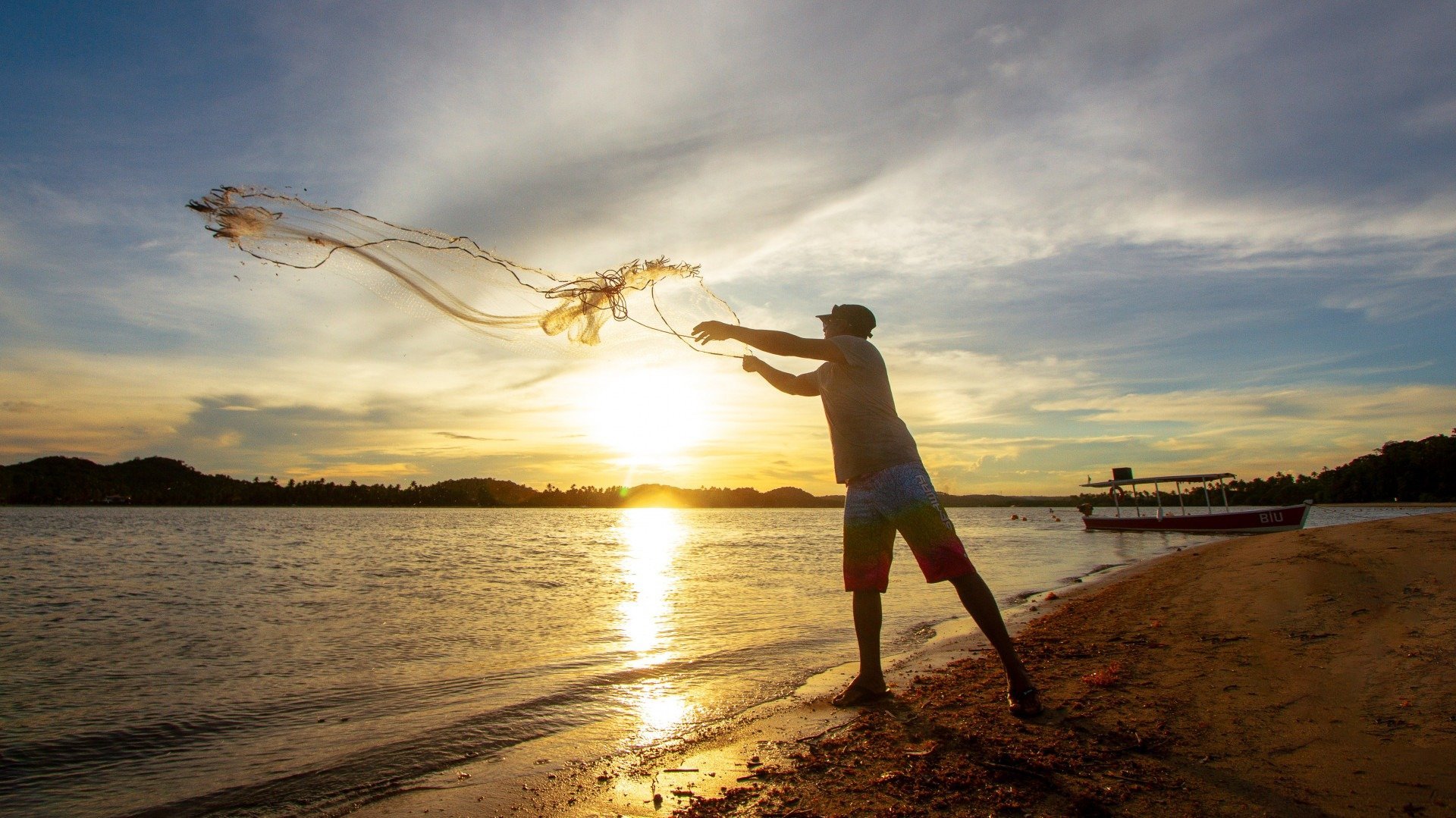 Imagem de um pescador nas águas da Praia de Guadalupe, em Sirinhaém 