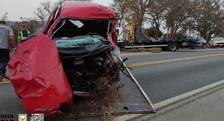 Imagem da estado carro após a colisão com o caminhão