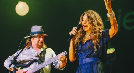 Imagem de Elba Ramalho e Geraldo Azevedo em show, Elba cantando enquanto Geraldo toca