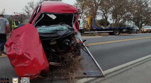 Imagem da estado carro após a colisão com o caminhão