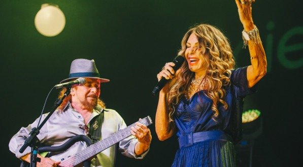 Imagem de Elba Ramalho e Geraldo Azevedo em show, Elba cantando enquanto Geraldo toca